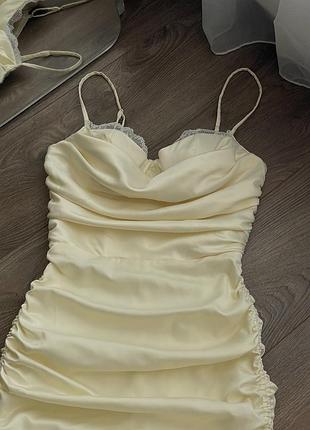 Атласное мини платье молочного цвета, облегающее платье