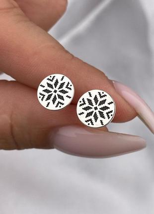 Серебряные серьги с орнаментом, вышивка
