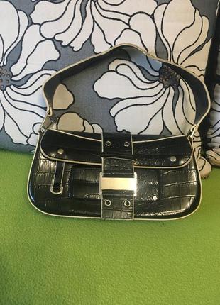 Маленька чорна сумка