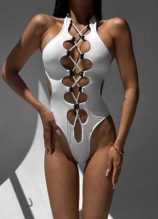 Женский белый летний слитный откровенный купальник со шнуровкой спереди