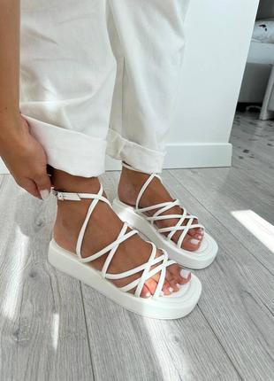 Женские белые босоножки переплета на низком ходу