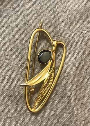 Большая брошь сердце снабжающим камнем позолота винтаж