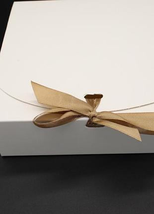 Сборные картонные коробки для подарков. цвет белый. 16.5х16.5х5см