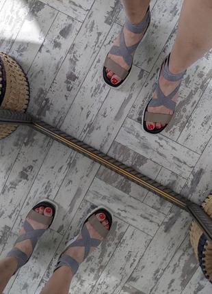 Босоножки из кожи и текстиля на танкетке на узкую ножку невероятно красивые