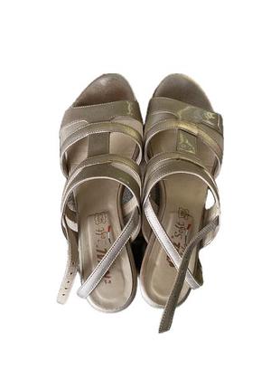 Милі італійські бежеві кремові туфлі босоніжки на підборах