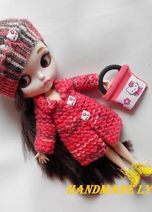 Комплект: вязаное пальто, шапка и сумка "kitty" для куклы блайз, айси