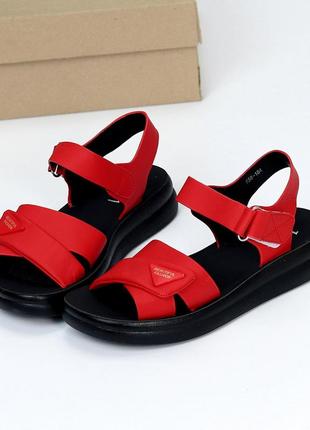 Червоні дуже стильні босоніжки на липучках на чорній підошві4 фото