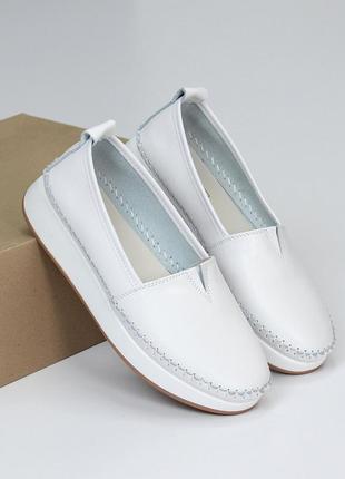 Натуральные кожаные белые мокасины