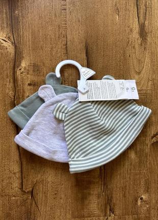 Набір шапочок на малюка 1-3 місяці.