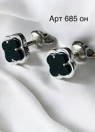 Серебряные серьги гвоздики с черным камнем, 925 проба