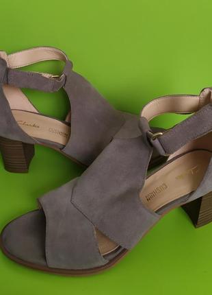 Замшеві сірі босоніжки стійкий каблук, clarks, 3/35,5