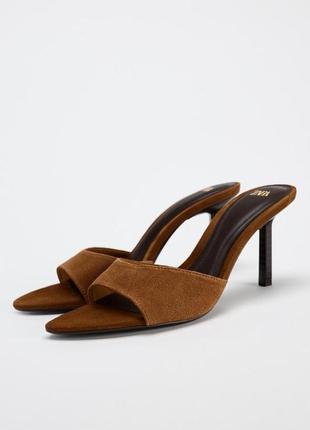 Замшеві босоніжки на підборах zara