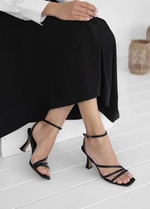 Босоніжки на підборах