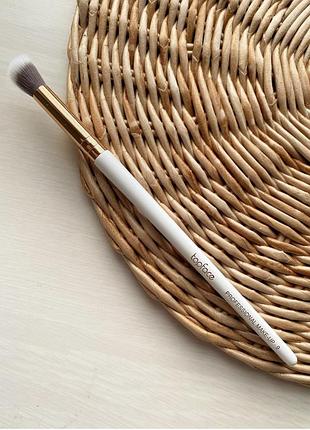 Кисть скошенная для размещения теней topface, скошенная кисть для сужевания