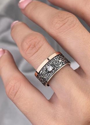 Серебряное кольцо 925 пробы с золотой пластиной 375 проб, покрытие чернений вставка цирконий, широкая американка обручка видунков вензеля