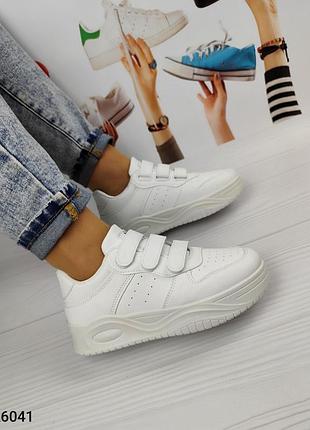 Белые женские кроссовки