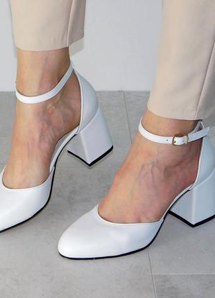 Туфли кожаные на устойчивом каблуке женские с ремешком белые3 фото