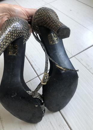 Босоножки коктейльные змеиный принт charles &keith2 фото