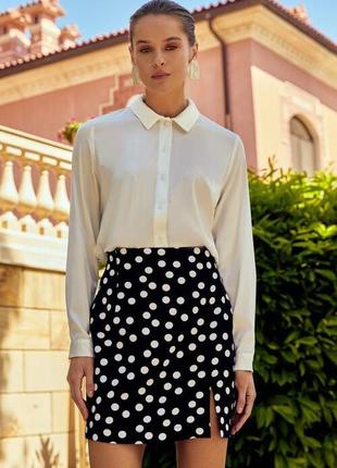 Мини-юбка в горошек с разрезом на ноге 017593