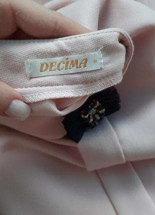 Пудрова жіноча сукня з якісною фурнітурою та мереживними вставками на рукавах3 фото