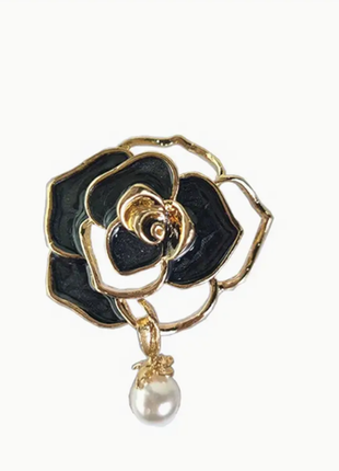 Элегантная брошь в виде розы