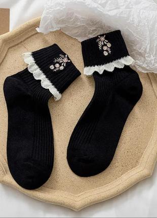 Шкарпетки у вінтажному стилі з тканинним мереживом1 фото