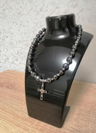 Ожерелье из гематита, в качестве декорации серебряный крестик (925 проба)