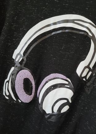 Футболка bench з навушниками з металевим ефектом графічний принт навушники аплікація рок-стиль музика музикант чорна кежуал графіті4 фото