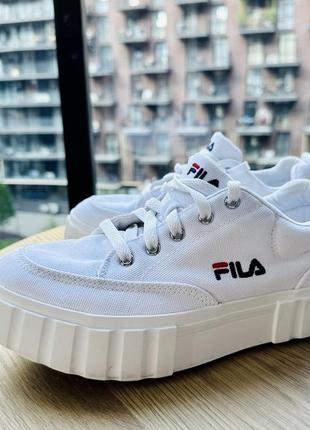 Белоснежные кеды на тракторной подошве fila sandblast