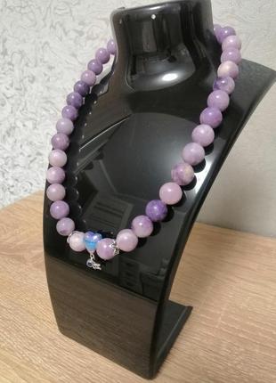 Ожерелье с сиреневым агатом и серебряной вставкой (925 проба)