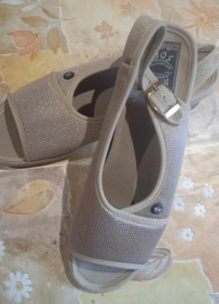 Женские босоножки