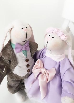 Свадебные зайцы тильда зайки фиолетовая свадьба подарок молодоженам жених и невеста3 фото