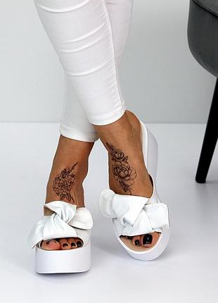 Женские кожаные шлепанцы на танкетке белые, шлепанцы женские кожаные на высокей подошве