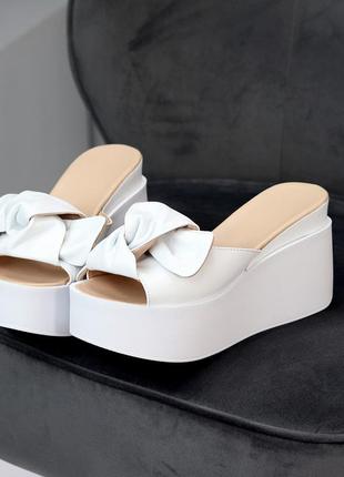 Женские кожаные шлепанцы на танкетке белые, шлепанцы женские кожаные на высокей подошве