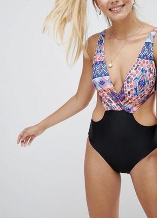 Слитный купальник. купальник missguided с вырезом и принтом. купальник missguided с вырезом в принте