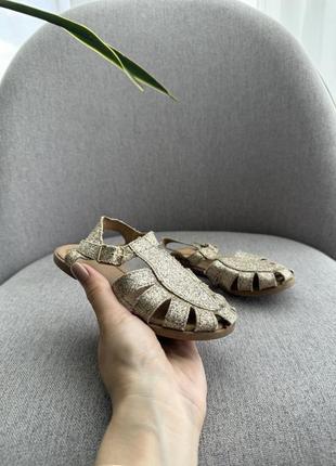 Босоніжки, сандалі