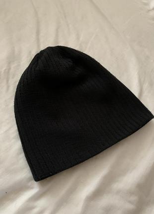 Мужская черная шапка в рубчик