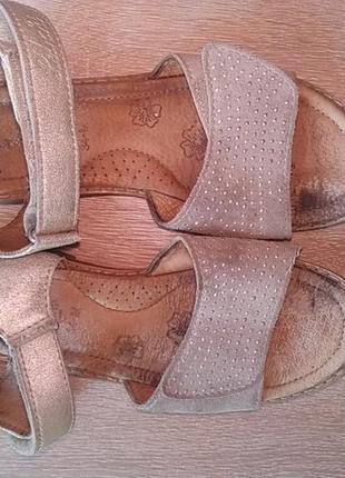 Босоножки кожаные золото