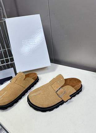 Мюли в стиле maison margiela 
натуральная замша 
полный брендовый комплект упаковки 
размеры 35-40
под заказ