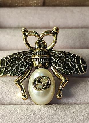 Брошка муха в стилігучі