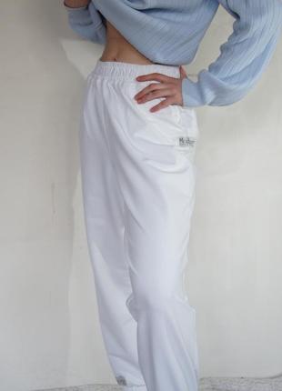 Білі спортивні штани