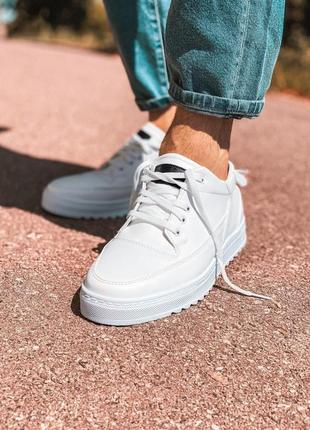 Кроссовки белые классические