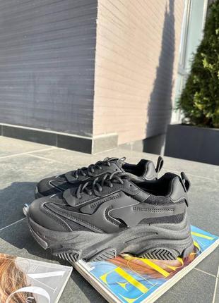 Чорні кросівки