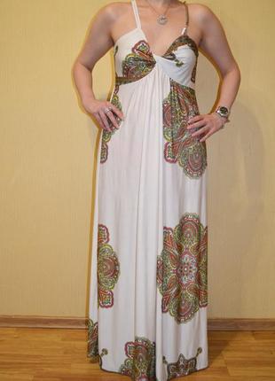 Длинное платье в пол с абстракциями