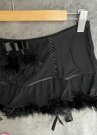 Розкішний пояс для панчіх з пір'ям