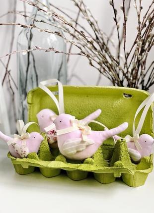 Підвіска пташка пташка весняний декор кошик великодній вінок композиція прикраса рожева1 фото