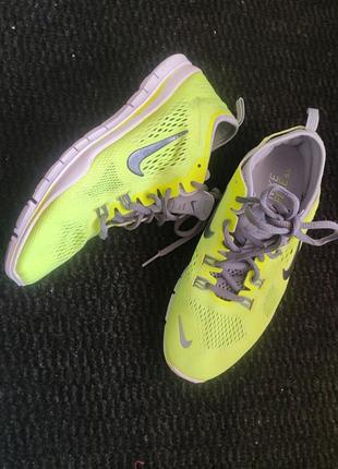 Спортивні кросівки