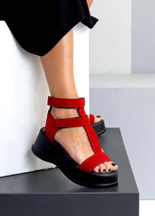 Популярные яркие красные замшевые босоножки женские, топ модель на танкетке, платформе высокие в раз
