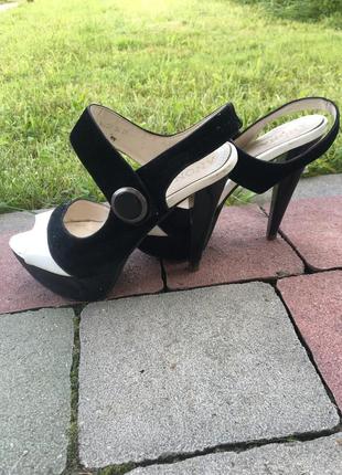 Босоножки черно белые zara bershka h&m mango pull & bear stradivarius h&m