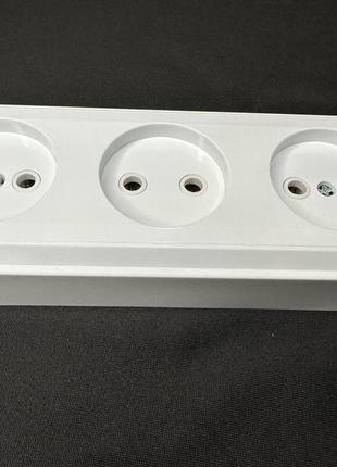 Розетка накладна 3 гнізда без заземлення 16a giselt